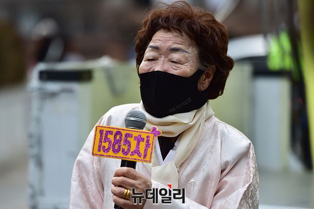 사진=위안부 피해자 이용수 할머니가 1일 오후 종로구 일본대사관 인근에서 열린 수요집회에 참석해 발언하는 모습/뉴데일리